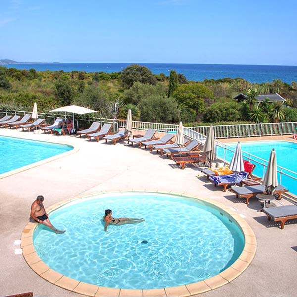 hotel-orizonte-exterieur-piscine2-600x600